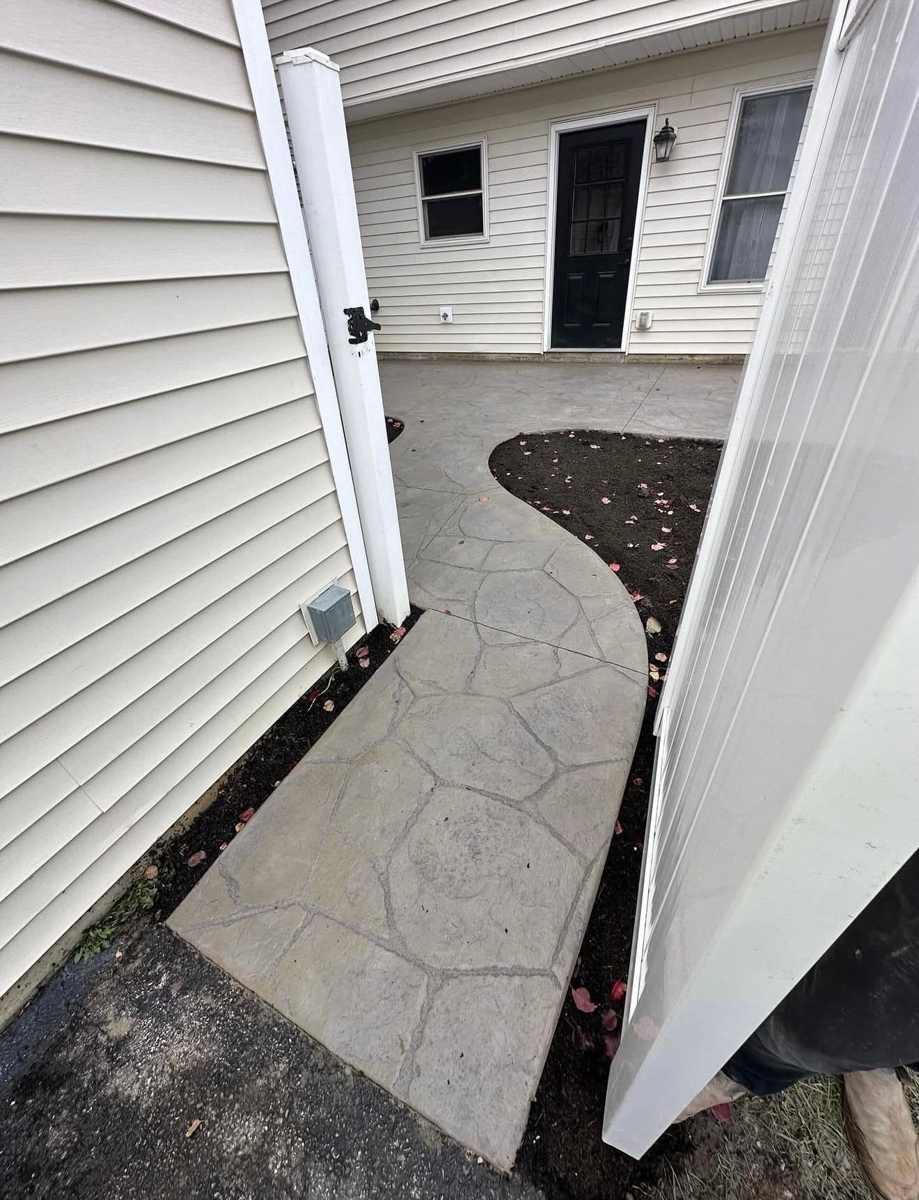 Gallery photos for Stamped Concrete Patio With Natural Stone Texture Changes the Whole Backyard: Image #2